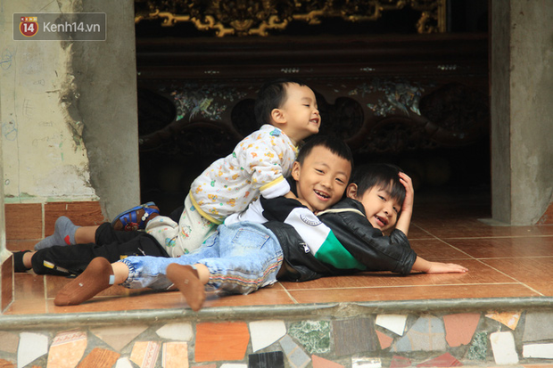 Tết ở gia đình đông con như “trại trẻ” tại Hà Nội: “Con muốn năm mới được sửa cái xích xe đạp để đi học, các chị thì ước có quần áo mới” - Ảnh 7. Tết ở gia đình đông con như “trại trẻ” tại Hà Nội: “Con muốn năm mới được sửa cái xích xe đạp để đi học, các chị thì ước có quần áo mới” - Ảnh 7.