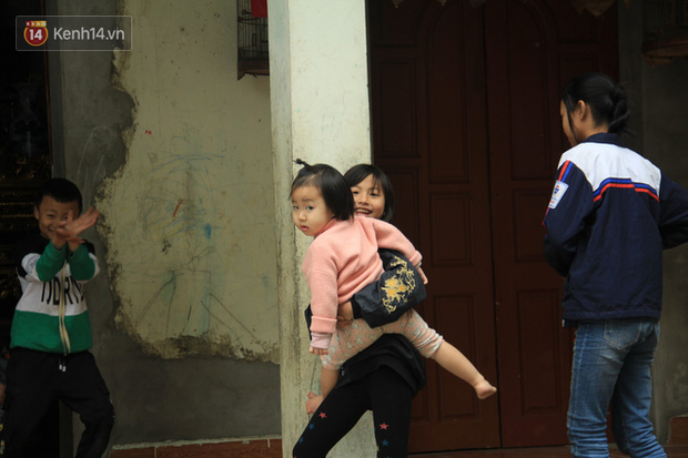 Tết ở gia đình đông con như “trại trẻ” tại Hà Nội: “Con muốn năm mới được sửa cái xích xe đạp để đi học, các chị thì ước có quần áo mới” - Ảnh 5. Tết ở gia đình đông con như “trại trẻ” tại Hà Nội: “Con muốn năm mới được sửa cái xích xe đạp để đi học, các chị thì ước có quần áo mới” - Ảnh 5.