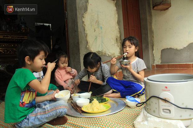 Tết ở gia đình đông con như “trại trẻ” tại Hà Nội: “Con muốn năm mới được sửa cái xích xe đạp để đi học, các chị thì ước có quần áo mới” - Ảnh 9. Tết ở gia đình đông con như “trại trẻ” tại Hà Nội: “Con muốn năm mới được sửa cái xích xe đạp để đi học, các chị thì ước có quần áo mới” - Ảnh 9.