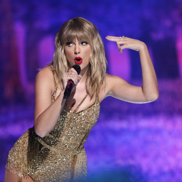 Phản ứng của các sao US-UK khi quên lời bài hát trên sân khấu: Từ Taylor Swift, Ariana Grande, Justin Bieber đến Adele đều khiến fan hâm mộ bất ngờ - Ảnh 1. Phản ứng của các sao US-UK khi quên lời bài hát trên sân khấu: Từ Taylor Swift, Ariana Grande, Justin Bieber đến Adele đều khiến fan hâm mộ bất ngờ - Ảnh 1.