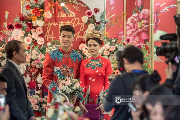 Khoảnh khắc đẹp trong đám hỏi Quỳnh Anh - Duy Mạnh: Chú rể toe toét cười từ đầu đến cuối, hẳn là vì rước được công chúa béo về dinh - Ảnh 10. Khoảnh khắc đẹp trong đám hỏi Quỳnh Anh - Duy Mạnh: Chú rể toe toét cười từ đầu đến cuối, hẳn là vì rước được công chúa béo về dinh - Ảnh 10.