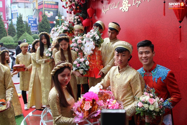 Dàn cầu thủ HAGL đổ bộ xuống đám hỏi của Duy Mạnh: Ai cũng tươi rói nhưng chiếm spotlight là Tuấn Anh với sự giản dị của anh chàng - Ảnh 9.