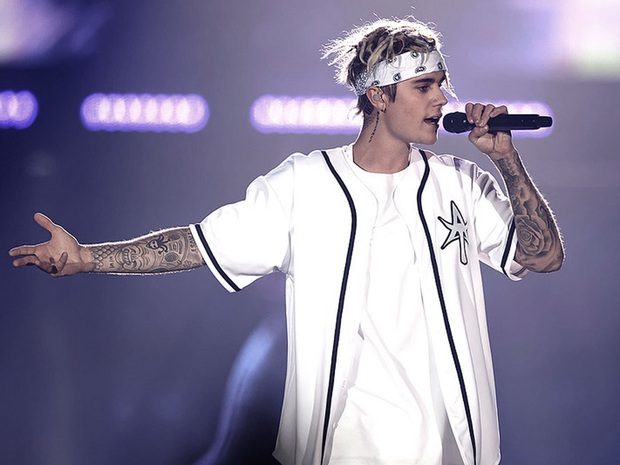 Phản ứng của các sao US-UK khi quên lời bài hát trên sân khấu: Từ Taylor Swift, Ariana Grande, Justin Bieber đến Adele đều khiến fan hâm mộ bất ngờ - Ảnh 10. Phản ứng của các sao US-UK khi quên lời bài hát trên sân khấu: Từ Taylor Swift, Ariana Grande, Justin Bieber đến Adele đều khiến fan hâm mộ bất ngờ - Ảnh 10.