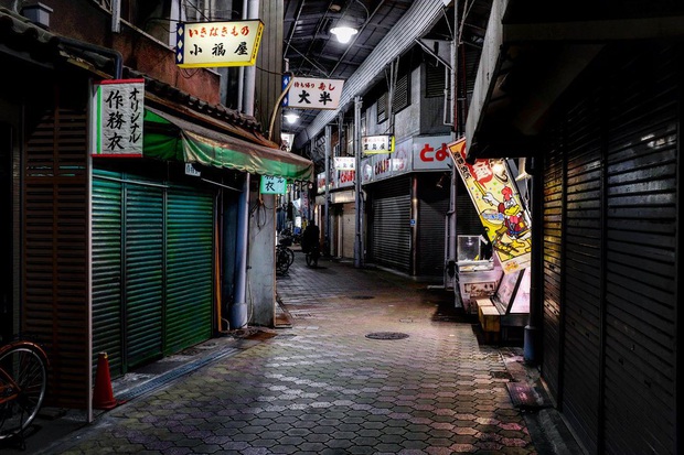 Khu ổ chuột nức tiếng Nhật Bản bỗng trở thành điểm du lịch hút khách, sự thay đổi chóng mặt đang đe doạ nhiều người địa phương - Ảnh 3.