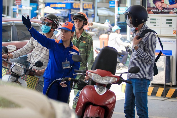 Giá xăng giảm nhỏ giọt như cà phê phin - Ảnh 1. Giá xăng giảm nhỏ giọt như cà phê phin - Ảnh 1.