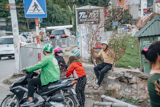 Chợ hoa lớn nhất Hà Nội nhộn nhịp những ngày sát Tết Nguyên Đán - Ảnh 4.