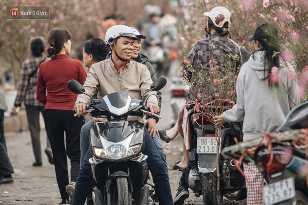 Chợ hoa lớn nhất Hà Nội nhộn nhịp những ngày sát Tết Nguyên Đán - Ảnh 8.