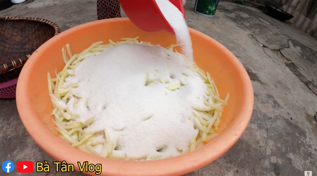 Làm hẳn mẻ mứt đu đủ siêu to khổng lồ mà toang hết, bà Tân Vlog định ăn một mình nhưng may là có đàn cháu ghé chơi đã xử lý giúp - Ảnh 5. Làm hẳn mẻ mứt đu đủ siêu to khổng lồ mà toang hết, bà Tân Vlog định ăn một mình nhưng may là có đàn cháu ghé chơi đã xử lý giúp - Ảnh 5.