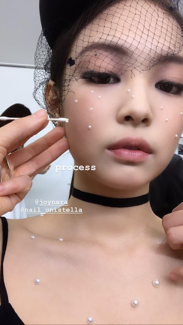 Sao Việt – Hàn – Trung theo style đính đá, ngọc trai: Người nhấn vài hạt, người “quẩy” cả lố - Ảnh 9. Sao Việt – Hàn – Trung theo style đính đá, ngọc trai: Người nhấn vài hạt, người “quẩy” cả lố - Ảnh 9.