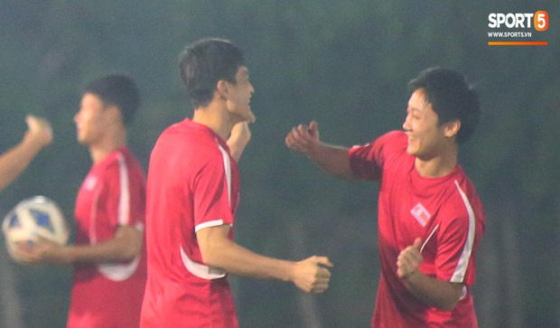 Tập bài lạ, U23 CHDCND Triều Tiên tự tát vào mặt nhau trước trận gặp U23 Việt Nam - Ảnh 5. Tập bài lạ, U23 CHDCND Triều Tiên tự tát vào mặt nhau trước trận gặp U23 Việt Nam - Ảnh 5.