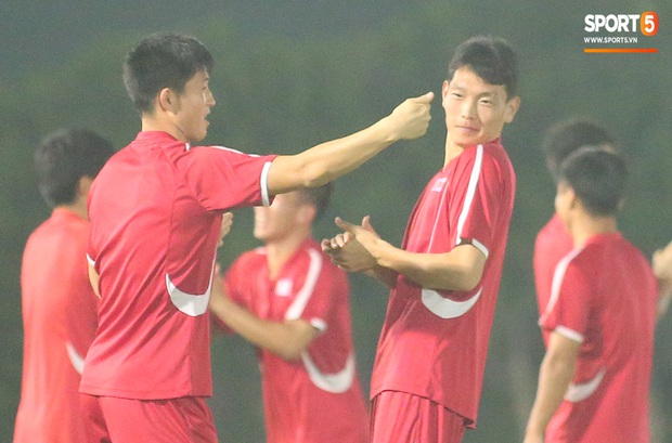 Tập bài lạ, U23 CHDCND Triều Tiên tự tát vào mặt nhau trước trận gặp U23 Việt Nam - Ảnh 4. Tập bài lạ, U23 CHDCND Triều Tiên tự tát vào mặt nhau trước trận gặp U23 Việt Nam - Ảnh 4.