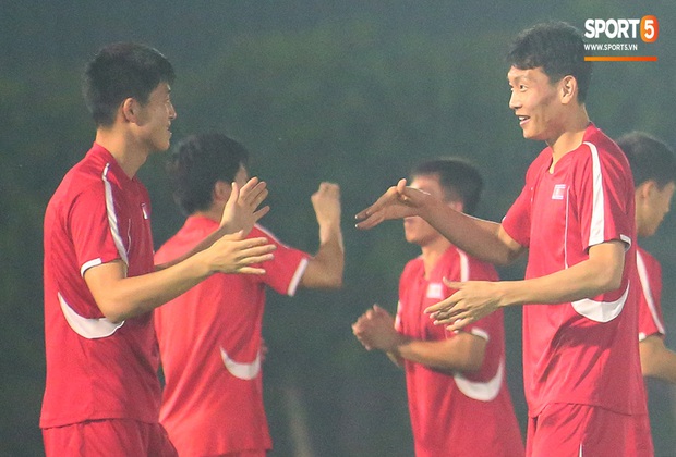 Tập bài lạ, U23 CHDCND Triều Tiên tự tát vào mặt nhau trước trận gặp U23 Việt Nam - Ảnh 3. Tập bài lạ, U23 CHDCND Triều Tiên tự tát vào mặt nhau trước trận gặp U23 Việt Nam - Ảnh 3.