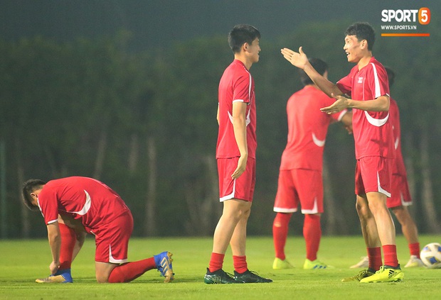 Tập bài lạ, U23 CHDCND Triều Tiên tự tát vào mặt nhau trước trận gặp U23 Việt Nam - Ảnh 6. Tập bài lạ, U23 CHDCND Triều Tiên tự tát vào mặt nhau trước trận gặp U23 Việt Nam - Ảnh 6.