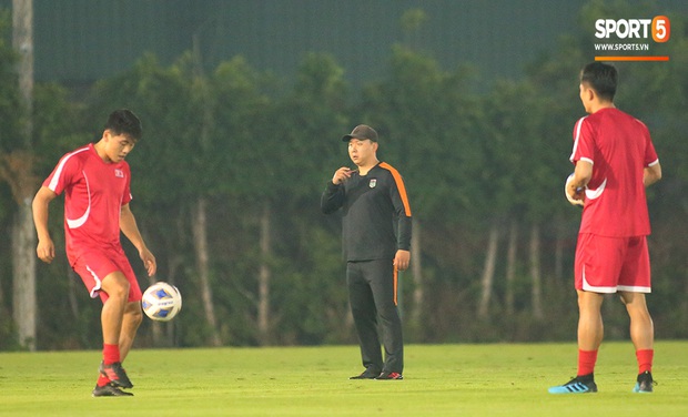 Tập bài lạ, U23 CHDCND Triều Tiên tự tát vào mặt nhau trước trận gặp U23 Việt Nam - Ảnh 8. Tập bài lạ, U23 CHDCND Triều Tiên tự tát vào mặt nhau trước trận gặp U23 Việt Nam - Ảnh 8.