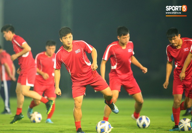 Tập bài lạ, U23 CHDCND Triều Tiên tự tát vào mặt nhau trước trận gặp U23 Việt Nam - Ảnh 1. Tập bài lạ, U23 CHDCND Triều Tiên tự tát vào mặt nhau trước trận gặp U23 Việt Nam - Ảnh 1.