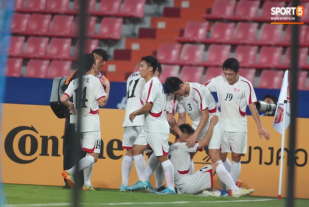 U23 CHDCND Triều Tiên hồn nhiên chụp ảnh sau trận thắng U23 Việt Nam - Ảnh 1. U23 CHDCND Triều Tiên hồn nhiên chụp ảnh sau trận thắng U23 Việt Nam - Ảnh 1.