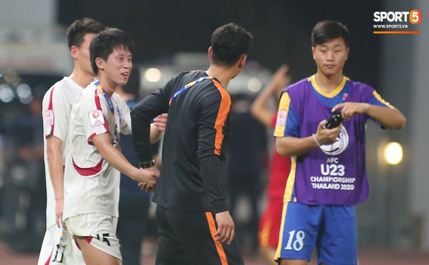 U23 CHDCND Triều Tiên hồn nhiên chụp ảnh sau trận thắng U23 Việt Nam - Ảnh 7. U23 CHDCND Triều Tiên hồn nhiên chụp ảnh sau trận thắng U23 Việt Nam - Ảnh 7.