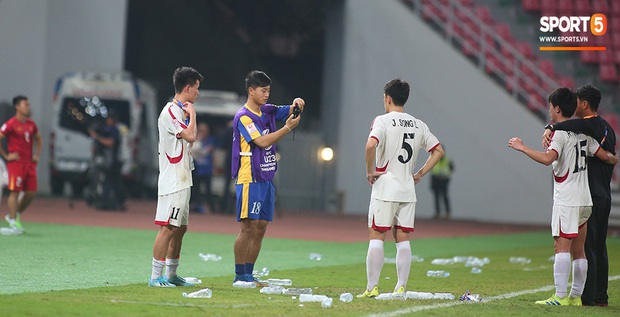 U23 CHDCND Triều Tiên hồn nhiên chụp ảnh sau trận thắng U23 Việt Nam - Ảnh 5. U23 CHDCND Triều Tiên hồn nhiên chụp ảnh sau trận thắng U23 Việt Nam - Ảnh 5.