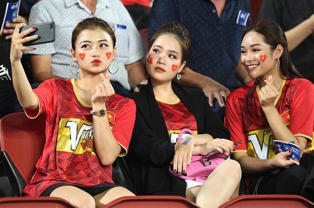 Hình ảnh đời thường của 2 girl xinh theo bạn gái tin đồn Quang Hải cổ vũ trận U23 Việt Nam gặp Triều Tiên - Ảnh 2.