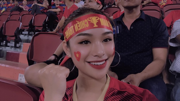 Hình ảnh đời thường của 2 girl xinh theo bạn gái tin đồn Quang Hải cổ vũ trận U23 Việt Nam gặp Triều Tiên - Ảnh 4.