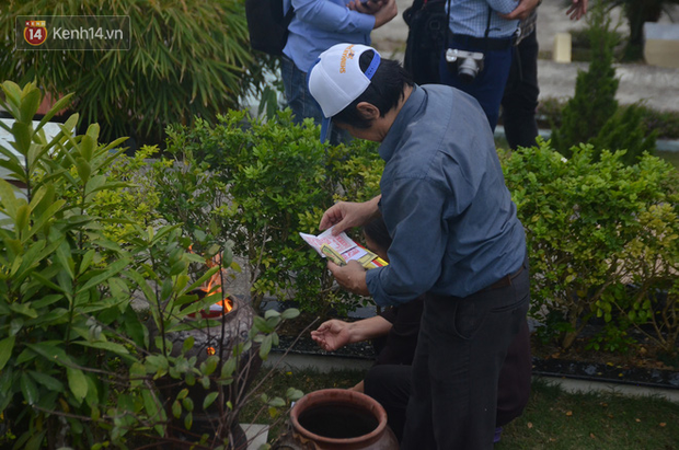 Cận Tết, người dân sắm sửa điện thoại, đài nghe nhạc cùng con cháu đi tảo gia tiên - Ảnh 8. Cận Tết, người dân sắm sửa điện thoại, đài nghe nhạc cùng con cháu đi tảo gia tiên - Ảnh 8.