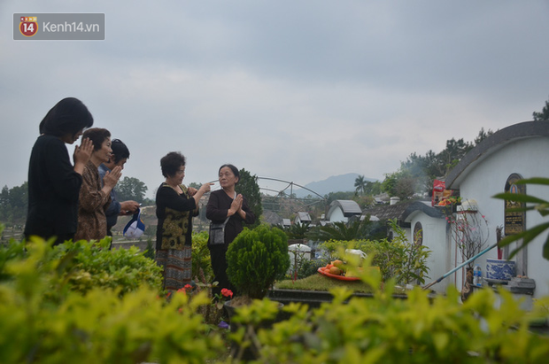 Cận Tết, người dân sắm sửa điện thoại, đài nghe nhạc cùng con cháu đi tảo gia tiên - Ảnh 6. Cận Tết, người dân sắm sửa điện thoại, đài nghe nhạc cùng con cháu đi tảo gia tiên - Ảnh 6.