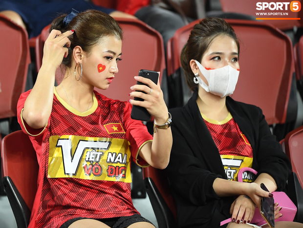 Info cô nàng ngồi cạnh, nhan sắc vượt trội hơn cả bạn gái tin đồn của Quang Hải có mặt trên sân cổ vũ U23 Việt Nam - Ảnh 2. Info cô nàng ngồi cạnh, nhan sắc vượt trội hơn cả bạn gái tin đồn của Quang Hải có mặt trên sân cổ vũ U23 Việt Nam - Ảnh 2.