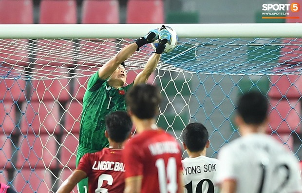 Khoảnh khắc đáng buồn nhất VCK U23 châu Á 2020: Đình Trọng nhận thẻ đỏ, U23 Việt Nam mất hết sau trận đấu với CHDCND Triều Tiến - Ảnh 2. Khoảnh khắc đáng buồn nhất VCK U23 châu Á 2020: Đình Trọng nhận thẻ đỏ, U23 Việt Nam mất hết sau trận đấu với CHDCND Triều Tiến - Ảnh 2.