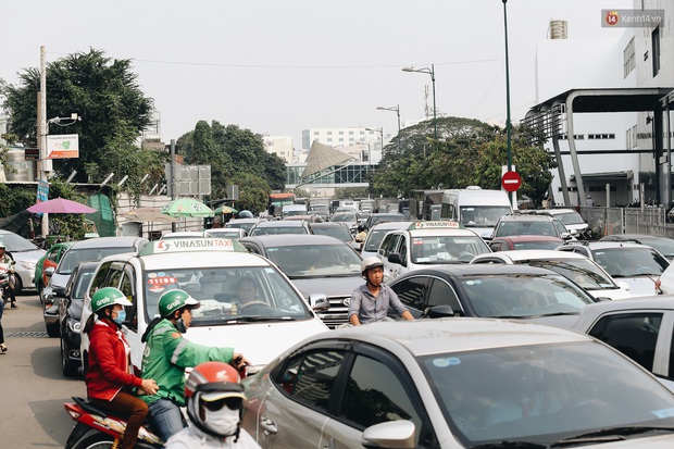 Chùm ảnh: Các tuyến đường cửa ngõ sân bay Tân Sơn Nhất kẹt xe kinh hoàng ngày giáp Tết - Ảnh 3.