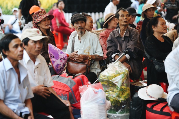 Chuyến xe nghĩa tình đưa miễn phí gần 700 sinh viên và người lao động nghèo mưu sinh ở Sài Gòn về quê đón Tết Canh Tý 2020 - Ảnh 3. Chuyến xe nghĩa tình đưa miễn phí gần 700 sinh viên và người lao động nghèo mưu sinh ở Sài Gòn về quê đón Tết Canh Tý 2020 - Ảnh 3.