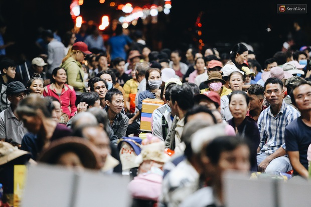 Chuyến xe nghĩa tình đưa miễn phí gần 700 sinh viên và người lao động nghèo mưu sinh ở Sài Gòn về quê đón Tết Canh Tý 2020 - Ảnh 7. Chuyến xe nghĩa tình đưa miễn phí gần 700 sinh viên và người lao động nghèo mưu sinh ở Sài Gòn về quê đón Tết Canh Tý 2020 - Ảnh 7.