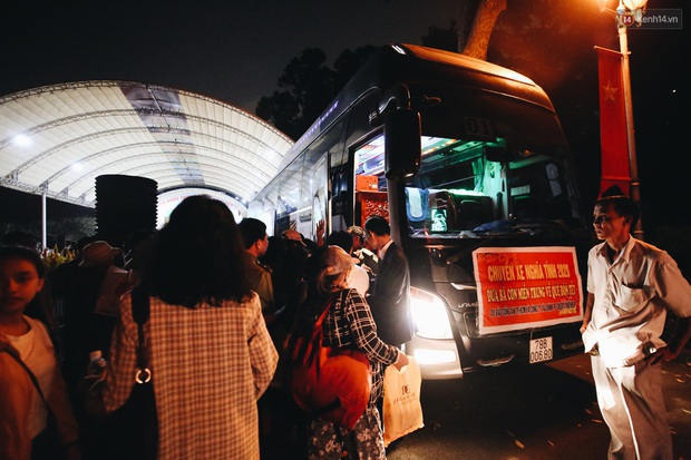 Chuyến xe nghĩa tình đưa miễn phí gần 700 sinh viên và người lao động nghèo mưu sinh ở Sài Gòn về quê đón Tết Canh Tý 2020 - Ảnh 9. Chuyến xe nghĩa tình đưa miễn phí gần 700 sinh viên và người lao động nghèo mưu sinh ở Sài Gòn về quê đón Tết Canh Tý 2020 - Ảnh 9.