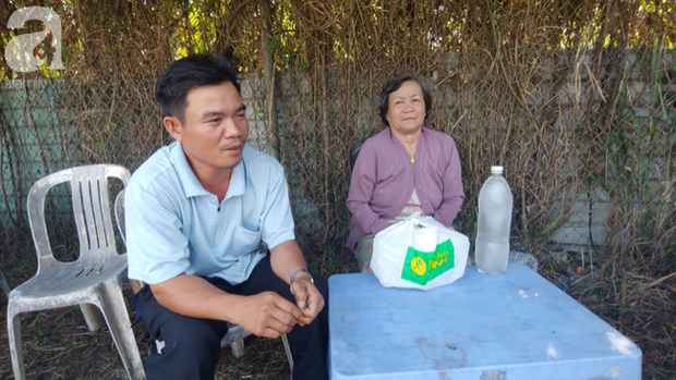 Người vợ “ra đi trên tay chồng” khi đi lấy hoa Tết mưu sinh và cái kết có hậu được tạo ra bởi tấm lòng người Sài Gòn - Ảnh 2. Người vợ “ra đi trên tay chồng” khi đi lấy hoa Tết mưu sinh và cái kết có hậu được tạo ra bởi tấm lòng người Sài Gòn - Ảnh 2.