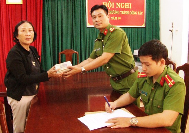 Cận Tết, một phụ nữ bất ngờ nhận lại hơn 125 triệu đồng tiền mất trộm - Ảnh 2. Cận Tết, một phụ nữ bất ngờ nhận lại hơn 125 triệu đồng tiền mất trộm - Ảnh 2.