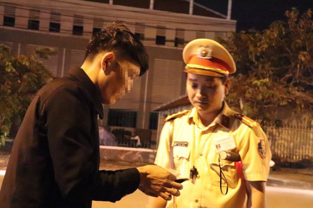 Bị yêu cầu kiểm tra nồng độ cồn, tài xế ở Quảng Nam... bật khóc! - Ảnh 2. Bị yêu cầu kiểm tra nồng độ cồn, tài xế ở Quảng Nam... bật khóc! - Ảnh 2.