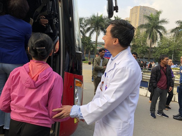Clip: Giám đốc Bệnh viện K hoà giọng tiễn bệnh nhân ung thư về quê ăn Tết - Ảnh 12. Clip: Giám đốc Bệnh viện K hoà giọng tiễn bệnh nhân ung thư về quê ăn Tết - Ảnh 12.