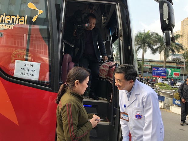 Clip: Giám đốc Bệnh viện K hoà giọng tiễn bệnh nhân ung thư về quê ăn Tết - Ảnh 4. Clip: Giám đốc Bệnh viện K hoà giọng tiễn bệnh nhân ung thư về quê ăn Tết - Ảnh 4.