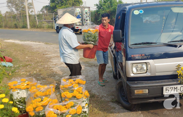 Người vợ “ra đi trên tay chồng” khi đi lấy hoa Tết mưu sinh và cái kết có hậu được tạo ra bởi tấm lòng người Sài Gòn - Ảnh 5. Người vợ “ra đi trên tay chồng” khi đi lấy hoa Tết mưu sinh và cái kết có hậu được tạo ra bởi tấm lòng người Sài Gòn - Ảnh 5.