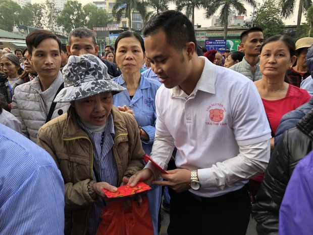 Clip: Giám đốc Bệnh viện K hoà giọng tiễn bệnh nhân ung thư về quê ăn Tết - Ảnh 7. Clip: Giám đốc Bệnh viện K hoà giọng tiễn bệnh nhân ung thư về quê ăn Tết - Ảnh 7.