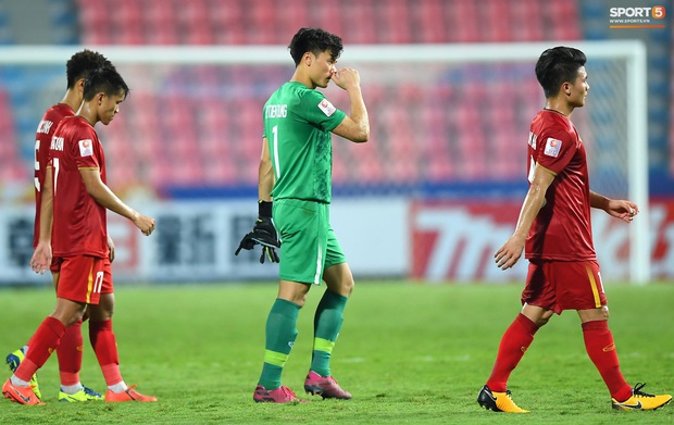 U23 Việt Nam cúi đầu buồn bã sau khi bị loại khỏi U23 châu Á 2020 - Ảnh 10. U23 Việt Nam cúi đầu buồn bã sau khi bị loại khỏi U23 châu Á 2020 - Ảnh 10.