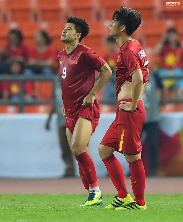 U23 Việt Nam cúi đầu buồn bã sau khi bị loại khỏi U23 châu Á 2020 - Ảnh 8. U23 Việt Nam cúi đầu buồn bã sau khi bị loại khỏi U23 châu Á 2020 - Ảnh 8.