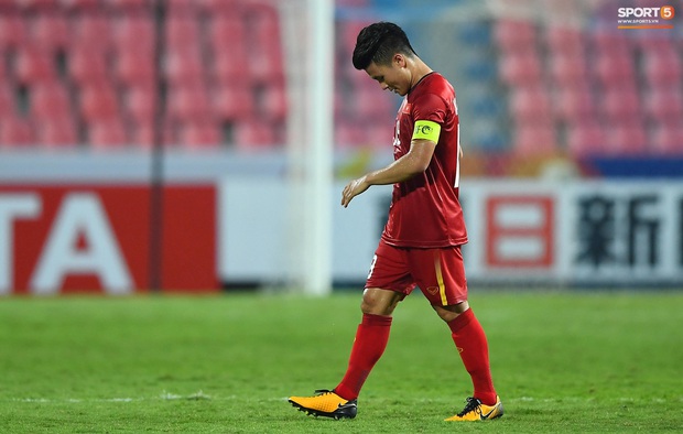 U23 Việt Nam cúi đầu buồn bã sau khi bị loại khỏi U23 châu Á 2020 - Ảnh 1. U23 Việt Nam cúi đầu buồn bã sau khi bị loại khỏi U23 châu Á 2020 - Ảnh 1.