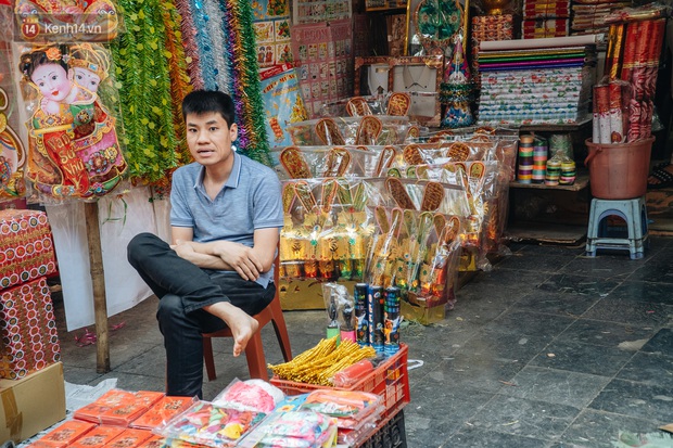 Người Hà Nội chen chúc sắm lễ, mua bộ gà luộc xôi gấc 500.000 - 600.000 đồng cúng tiễn Ông Công Ông Táo - Ảnh 2. Người Hà Nội chen chúc sắm lễ, mua bộ gà luộc xôi gấc 500.000 - 600.000 đồng cúng tiễn Ông Công Ông Táo - Ảnh 2.
