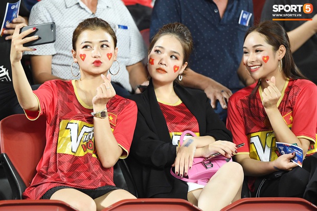 Không chỉ có bạn gái tin đồn của Quang Hải, khán đài trận U23 Việt Nam vs CHDCND Triều Tiên còn có nhiều bóng hổng khác khiến dân tình chao đảo - Ảnh 4. Không chỉ có bạn gái tin đồn của Quang Hải, khán đài trận U23 Việt Nam vs CHDCND Triều Tiên còn có nhiều bóng hổng khác khiến dân tình chao đảo - Ảnh 4.