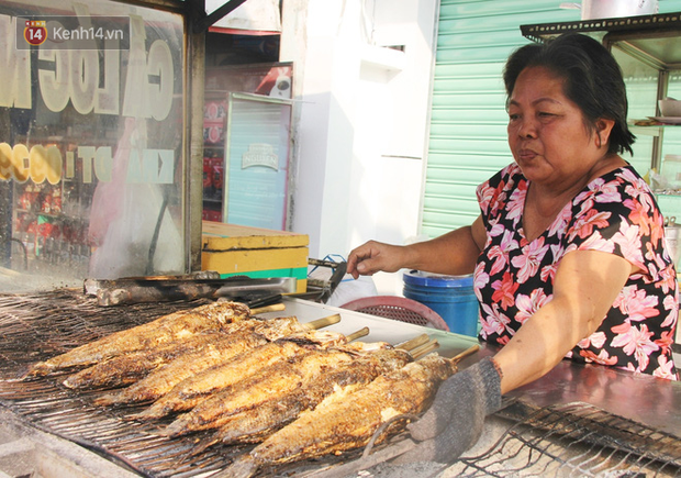 Bán đắt gấp 3 lần ngày thường, phố cá lóc nướng ở Sài Gòn thơm nức trước lễ đưa ông Táo về trời - Ảnh 2. Bán đắt gấp 3 lần ngày thường, phố cá lóc nướng ở Sài Gòn thơm nức trước lễ đưa ông Táo về trời - Ảnh 2.