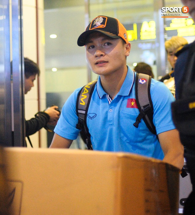 Bùi Tiến Dũng tươi cười trong vòng tay người hâm mộ ngày về nước sau U23 châu Á 2020 - Ảnh 5. Bùi Tiến Dũng tươi cười trong vòng tay người hâm mộ ngày về nước sau U23 châu Á 2020 - Ảnh 5.