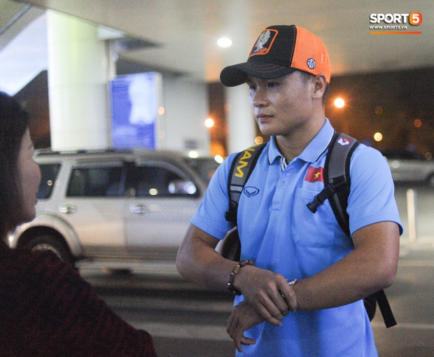 Bùi Tiến Dũng tươi cười trong vòng tay người hâm mộ ngày về nước sau U23 châu Á 2020 - Ảnh 6. Bùi Tiến Dũng tươi cười trong vòng tay người hâm mộ ngày về nước sau U23 châu Á 2020 - Ảnh 6.