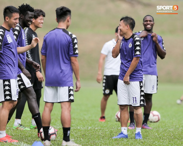 Huy râu túm cổ bắt nạt đàn em, Hà Nội FC tập buổi cuối trước ngày đấu đối thủ mạnh từ Thái Lan - Ảnh 7. Huy râu túm cổ bắt nạt đàn em, Hà Nội FC tập buổi cuối trước ngày đấu đối thủ mạnh từ Thái Lan - Ảnh 7.