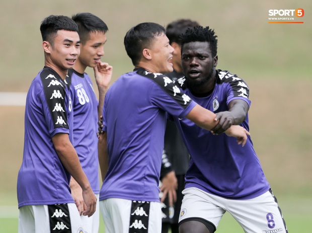 Huy râu túm cổ bắt nạt đàn em, Hà Nội FC tập buổi cuối trước ngày đấu đối thủ mạnh từ Thái Lan - Ảnh 8. Huy râu túm cổ bắt nạt đàn em, Hà Nội FC tập buổi cuối trước ngày đấu đối thủ mạnh từ Thái Lan - Ảnh 8.