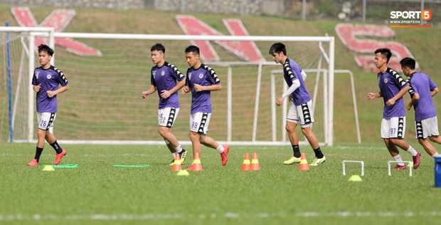 Huy râu túm cổ bắt nạt đàn em, Hà Nội FC tập buổi cuối trước ngày đấu đối thủ mạnh từ Thái Lan - Ảnh 1. Huy râu túm cổ bắt nạt đàn em, Hà Nội FC tập buổi cuối trước ngày đấu đối thủ mạnh từ Thái Lan - Ảnh 1.